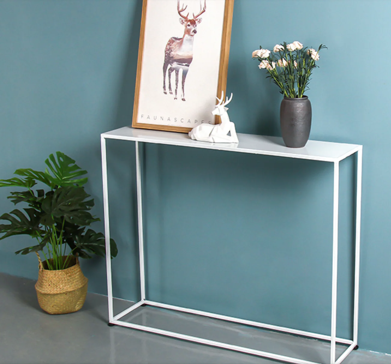 XANDER Minimalist Style Geometric Wire Display Stand - Image 3